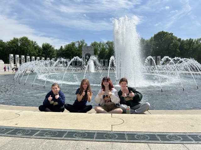 Landmark 8th graders at WWII Memorial